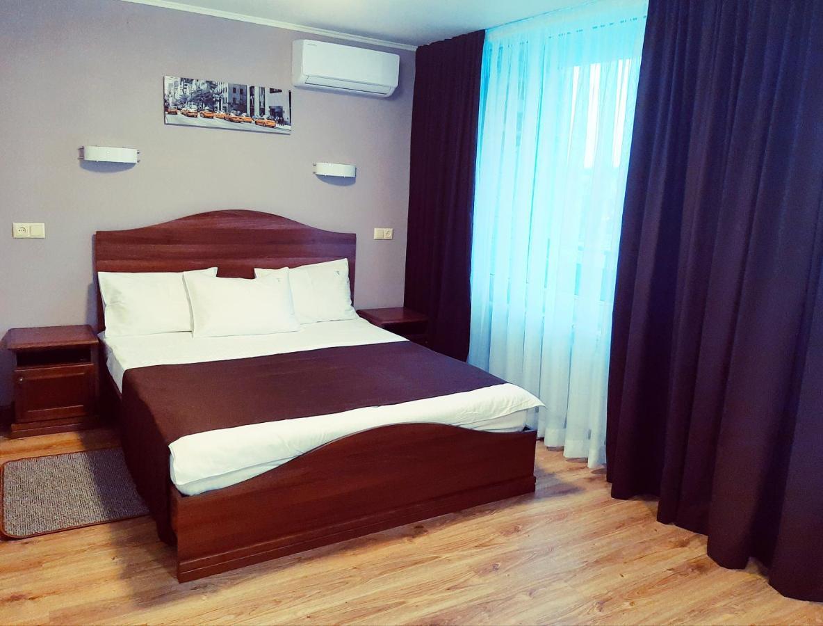 Tourist Hotel ハルキウ エクステリア 写真