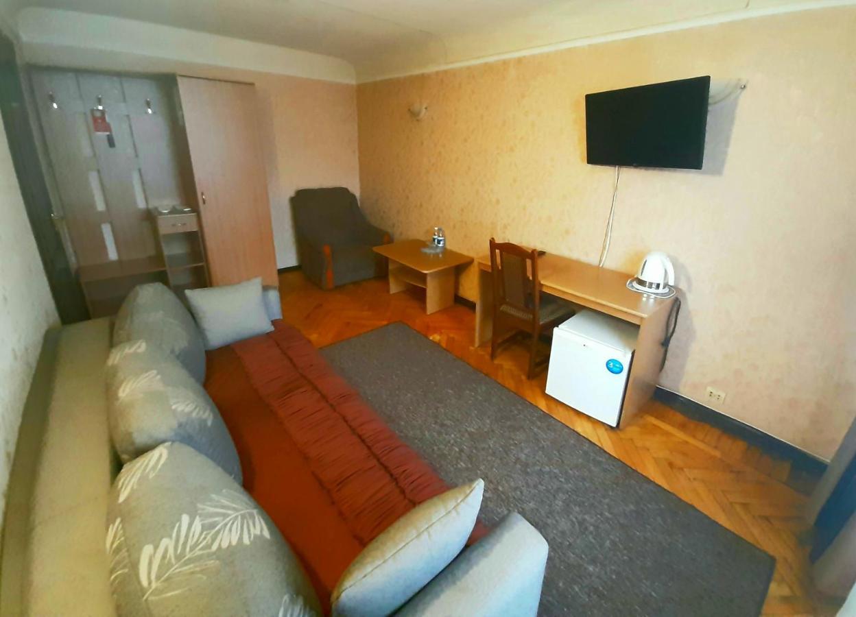 Tourist Hotel ハルキウ エクステリア 写真