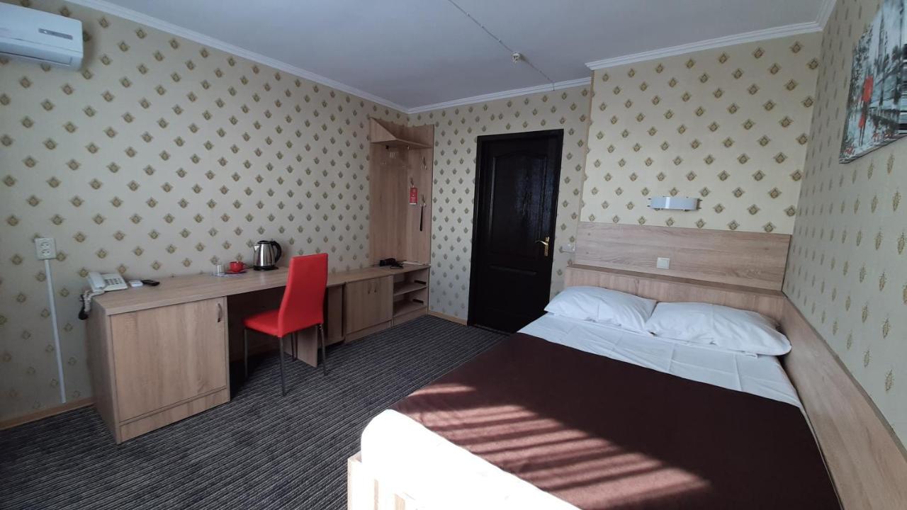 Tourist Hotel ハルキウ エクステリア 写真